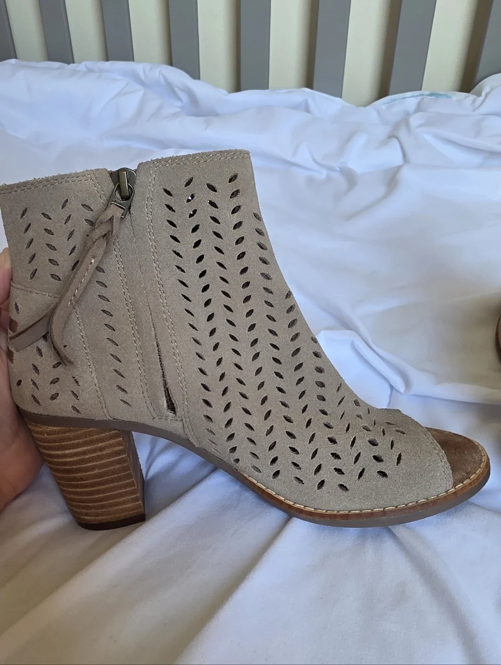 Toms Taupe Tan Majorca Womens Perforated Peep-Toe Suede Ankle Booties Size 6.5